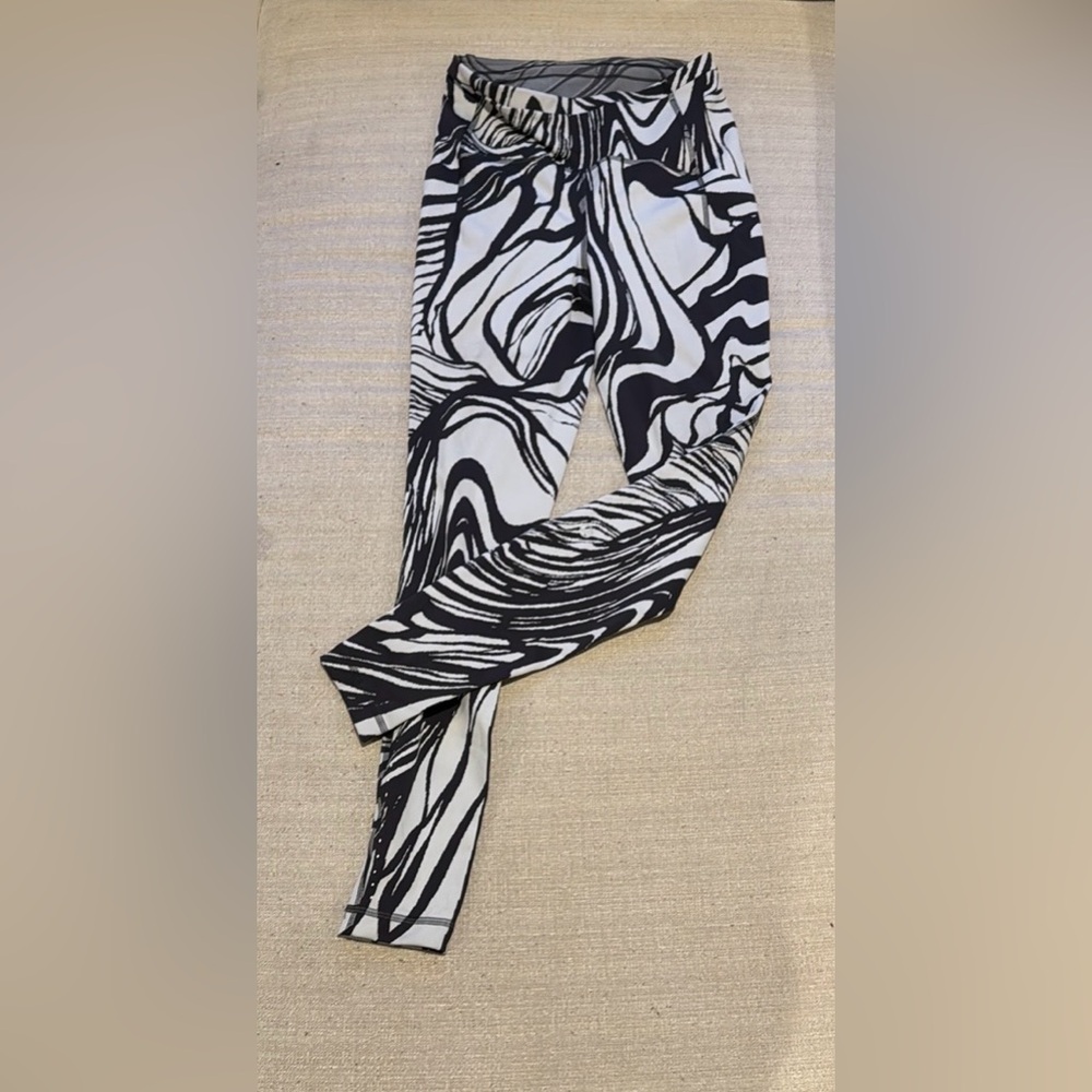 Lululemon size 6